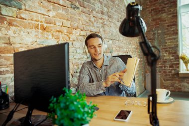 Coronavirus veya COVID-19 karantinası sırasında evden çalışan bir adam, uzak ofis kavramı