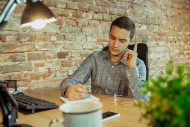 Coronavirus veya COVID-19 karantinası sırasında evden çalışan bir adam, uzak ofis kavramı