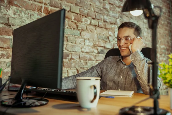 Man working from home during coronavirus or COVID-19 quarantine, remote office concept — Stock Photo, Image