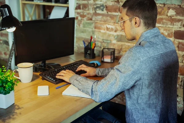 Homme travaillant de la maison pendant le coronavirus ou la quarantaine COVID-19, concept de bureau à distance — Photo