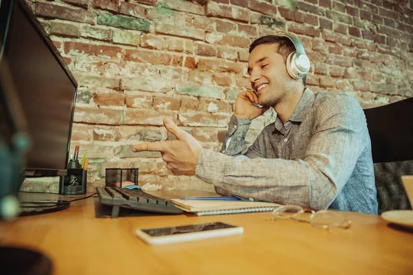 Man working from home during coronavirus or COVID-19 quarantine, remote office concept — Stock Photo, Image