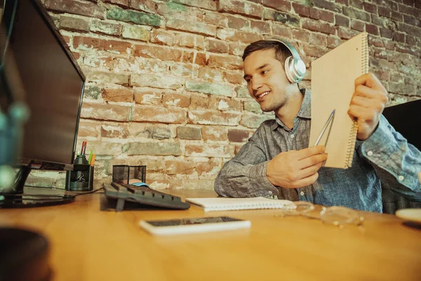 Man working from home during coronavirus or COVID-19 quarantine, remote office concept — Stock Photo, Image