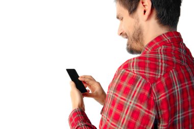 Beyaz stüdyo arka planında izole edilmiş cep telefonu kullanan adama yaklaş