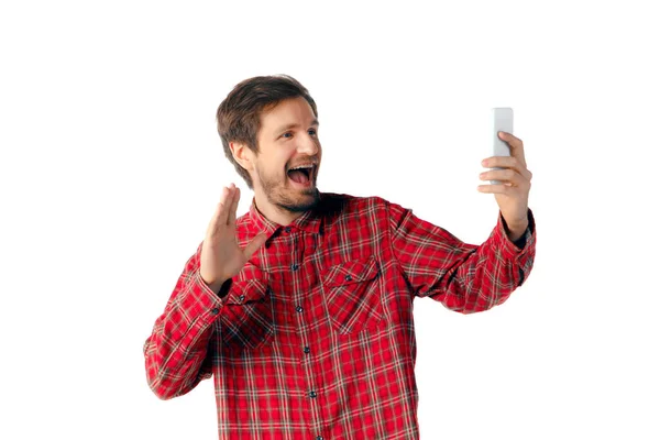 Homme caucasien émotionnel utilisant smartphone isolé sur fond de studio blanc — Photo