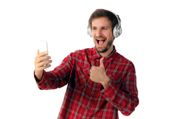 Man met behulp van smartphone geïsoleerd op witte studio achtergrond — Stockfoto