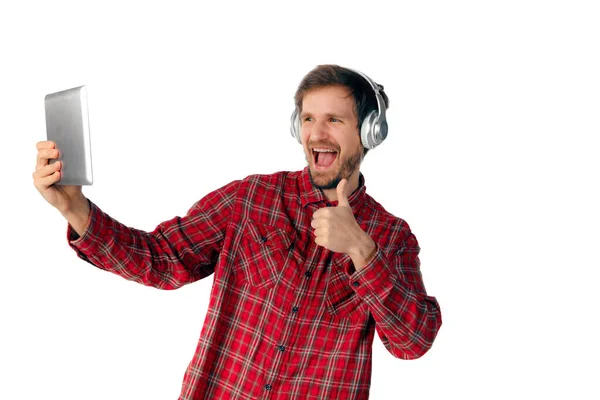 Hombre usando tableta y auriculares aislados en fondo blanco estudio — Foto de Stock