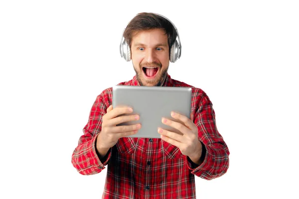 화이트 스튜디오 배경에서 고립된 태블릿 과 헤드폰을 사용하는 남자 — 스톡 사진