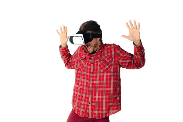Hombre jugando emocional, utilizando auriculares de realidad virtual aislados en el fondo blanco del estudio —  Fotos de Stock
