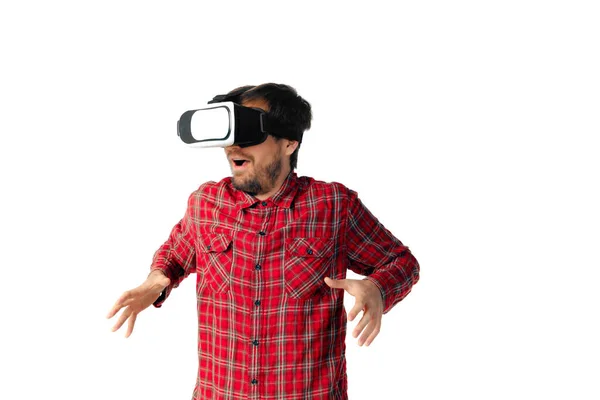 Hombre jugando emocional, utilizando auriculares de realidad virtual aislados en el fondo blanco del estudio —  Fotos de Stock