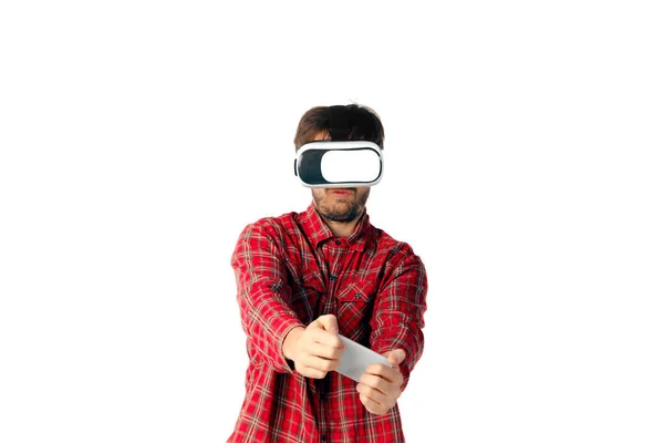 Hombre jugando emocional, utilizando auriculares de realidad virtual aislados en el fondo blanco del estudio —  Fotos de Stock