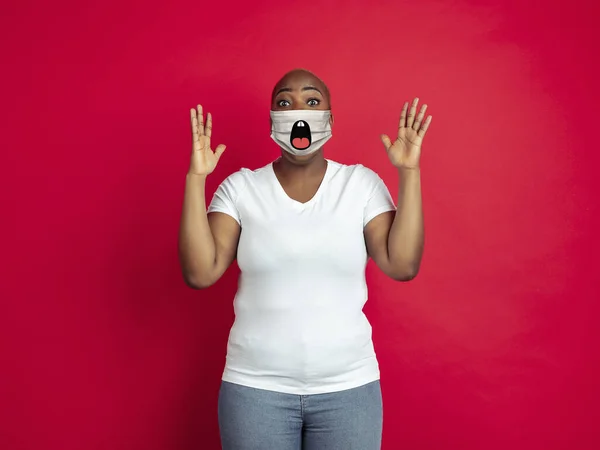 Retrato de jovem afro-americana com emoção em sua máscara protetora — Fotografia de Stock