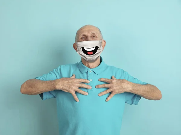 Retrato de hombre mayor caucásico con emoción en su máscara protectora — Foto de Stock