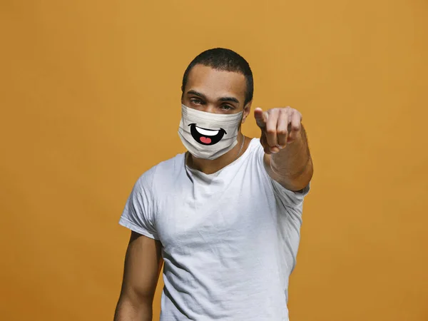 Портрет молодого афро-американского мужчины с эмоциями на защитной маске для лица — стоковое фото