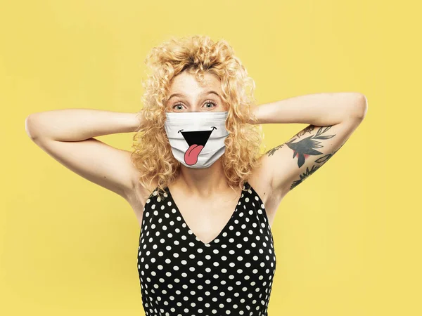 Retrato de jovem caucasiana com emoção em sua máscara protetora — Fotografia de Stock