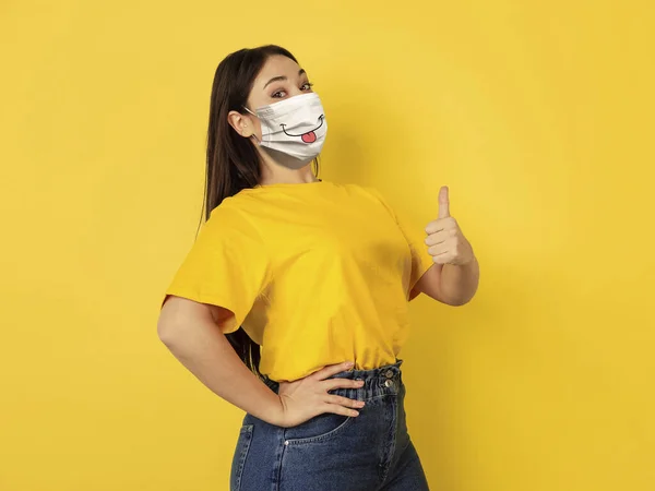 Retrato de una joven mujer caucásica con emoción en su máscara protectora — Foto de Stock