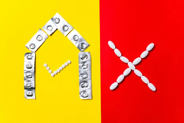 Кольорові таблетки, таблетки та капсули на червоно-жовтому тлі - історія лікування, профілактика пандемії — стокове фото