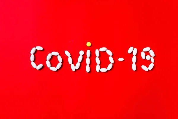 Kolorowe tabletki, tabletki i kapsułki na czerwonym tle - historia leczenia, zapobieganie pandemii — Zdjęcie stockowe