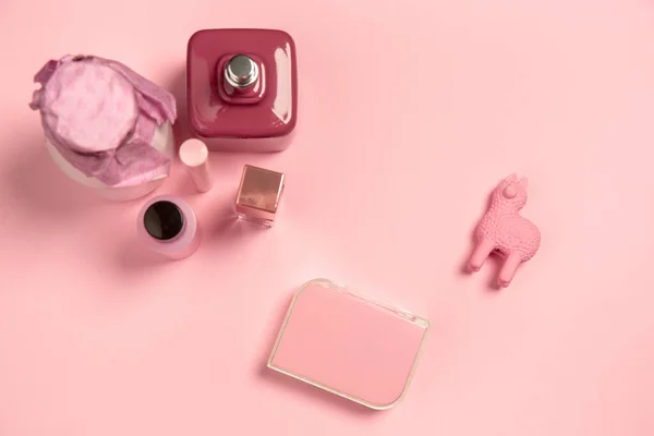 化妆品，时尚。单色风格的粉红构图.俯瞰，平铺. — 图库照片