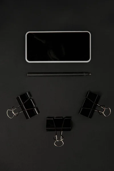 Cosas de oficina. Composición elegante monocromática en color negro. Vista superior, plano . —  Fotos de Stock