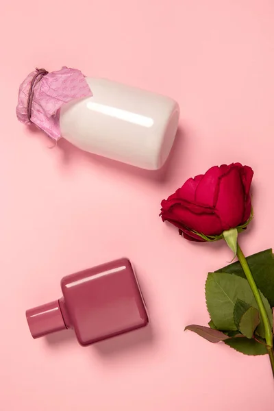 Cosméticos, moda. Composición elegante monocromática en color rosa. Vista superior, plano . —  Fotos de Stock