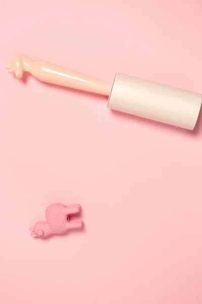 Bär rulle och leksak. Monokrom elegant komposition i rosa färg. Ovanifrån, platt ligg. — Stockfoto