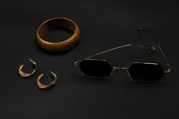 ファッションルック。モノクロームのスタイリッシュな構成はブラックとゴールド。トップビュー、フラットレイアウト. — ストック写真