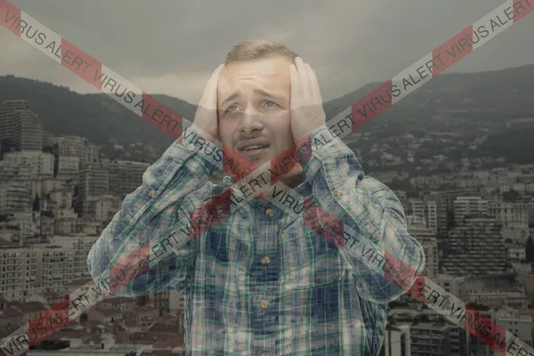 Gestresster Mann, der den Kopf mit den Händen auf abstraktem Stadthintergrund hält. Doppelbelichtung. Virenalarm, Coronavirus-Pandemie. — Stockfoto