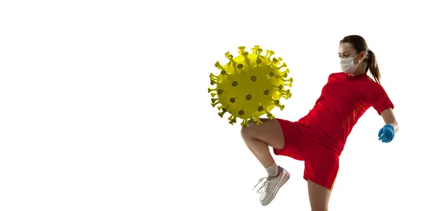 Sportswoman kopanie, wykrawanie koronawirusa, koncepcja ochrony i leczenia, ulotka — Zdjęcie stockowe