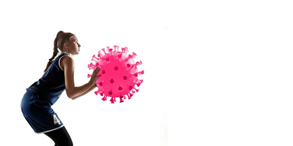 Sportswoman calci, punzonatura coronavirus, concetto di protezione e trattamento, volantino — Foto Stock