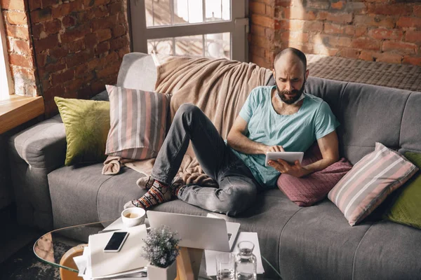 Joven haciendo yoga en casa mientras está en cuarentena y trabajando por cuenta propia — Foto de Stock