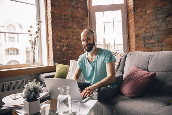 Joven haciendo yoga en casa mientras está en cuarentena y trabajando por cuenta propia — Foto de Stock