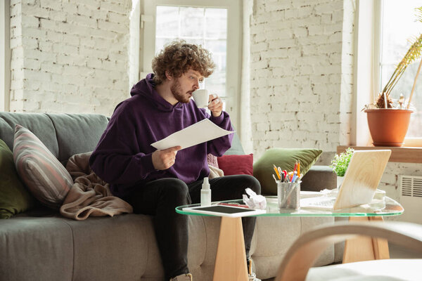 Man working from home during coronavirus or COVID-19 quarantine, remote office concept — Stock Photo, Image
