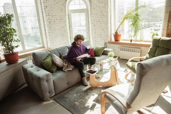 Homme travaillant de la maison pendant le coronavirus ou la quarantaine COVID-19, concept de bureau à distance — Photo