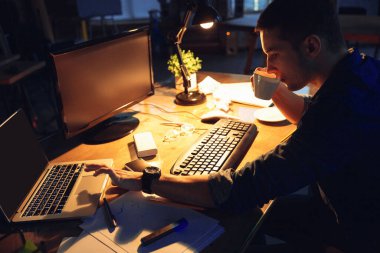 Coronavirus ya da COVID-19 karantinasında tek başına çalışan bir adam gece geç saatlere kadar kalıyor.