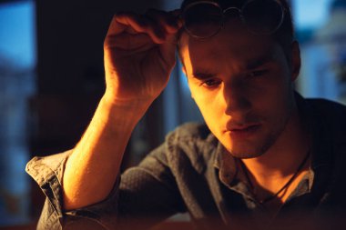 Coronavirus ya da COVID-19 karantinasında tek başına çalışan bir adam gece geç saatlere kadar kalıyor.