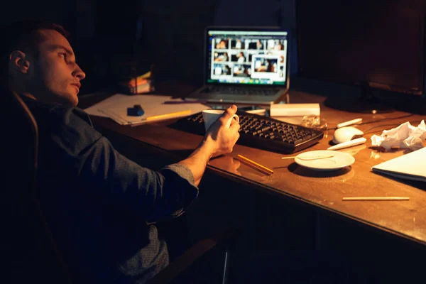 Hombre trabajando en el cargo solo durante coronavirus o cuarentena COVID-19, quedándose hasta altas horas de la noche — Foto de Stock