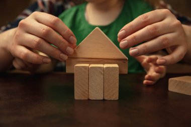 Kadın ve çocukların ellerini kapatın. Birlikte bir şeyler yapın. Aile, ev konsepti.