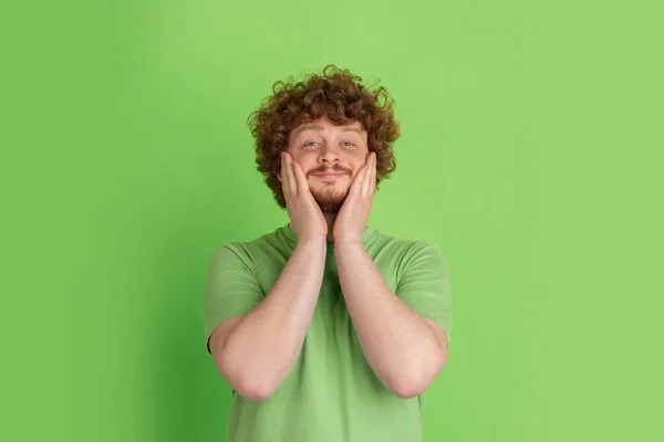 Caucásico joven mans monocromo retrato en verde estudio fondo — Foto de Stock