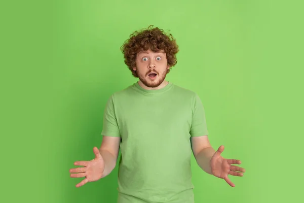 白人若いです男モノクロポートレート上の緑のスタジオ背景 — ストック写真