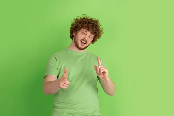 白人若いです男モノクロポートレート上の緑のスタジオ背景 — ストック写真