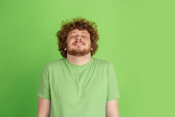 Yeşil stüdyo arka planında tek renkli beyaz adam portresi — Stok fotoğraf