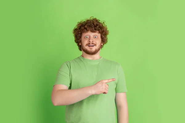 캅카스젊은 남성 단색 초상화 - 녹색 스튜디오 배경에 — 스톡 사진
