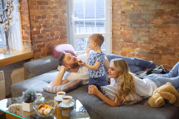 Madre, padre e hijo en casa divertirse, comodidad y concepto acogedor —  Fotos de Stock