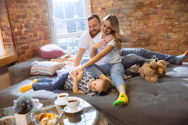 Mãe, pai e filho em casa se divertindo, conforto e conceito acolhedor — Fotografia de Stock