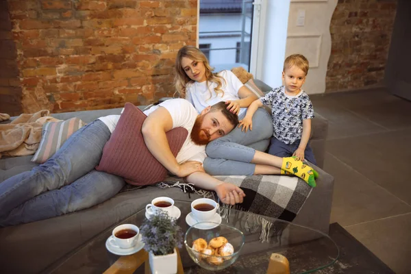 Mãe, pai e filho em casa se divertindo, conforto e conceito acolhedor — Fotografia de Stock