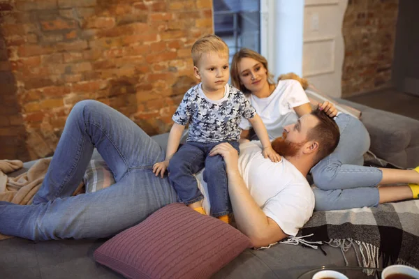 Madre, padre e hijo en casa divertirse, comodidad y concepto acogedor —  Fotos de Stock