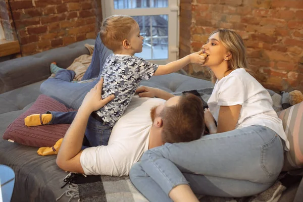 Mãe, pai e filho em casa se divertindo, conforto e conceito acolhedor — Fotografia de Stock