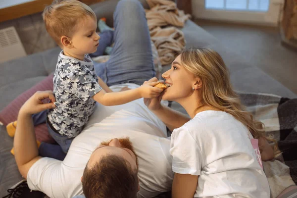Madre, padre e figlio a casa divertirsi, comfort e concetto accogliente — Foto Stock