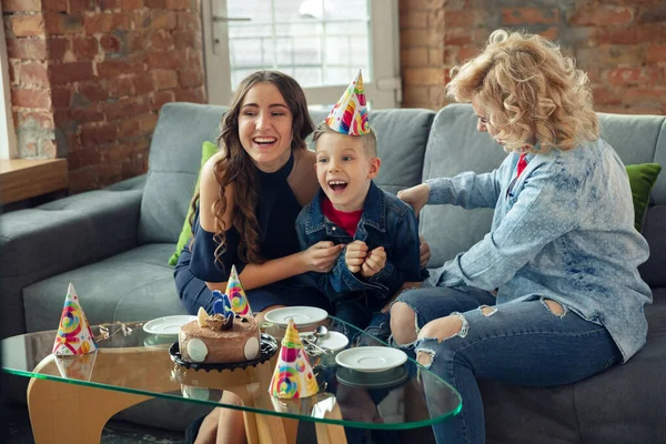 Mère, fils et sœur à la maison s'amuser, le confort et le concept confortable, célébrer l'anniversaire — Photo