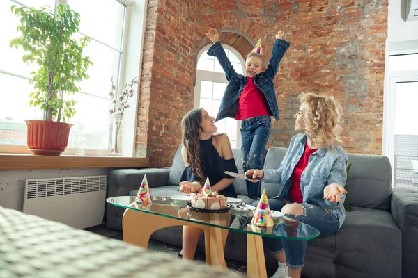 Moeder, zoon en zus thuis hebben plezier, comfort en gezellig concept, vieren verjaardag — Stockfoto